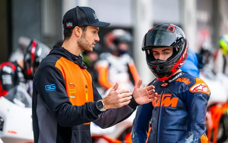 bild_4_ktm_junior_cup_powered_by_adac_riding_coach_lukas_tulovic_mit_starter_c_l._pripfl_1.jpg