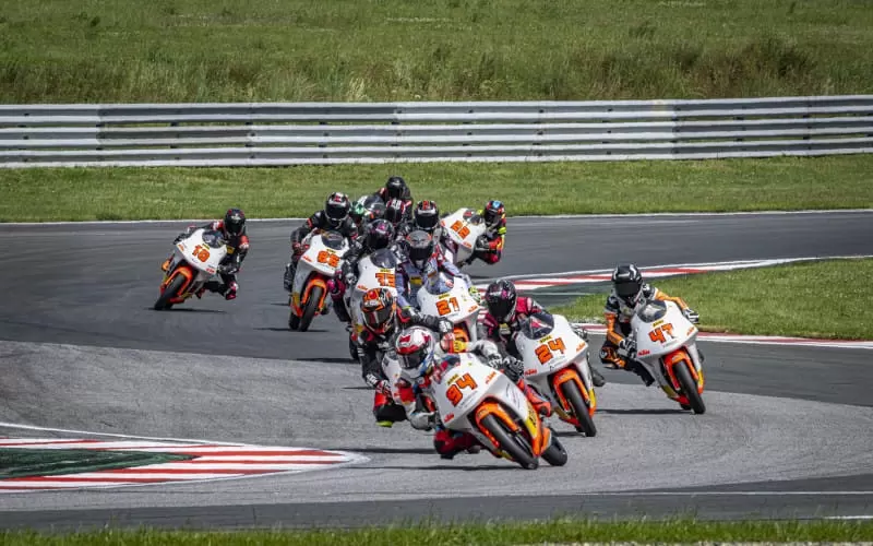 bild_5_ktm_junior_cup_rd2_oschersleben_starterfeld__dino_eisele_1.jpg